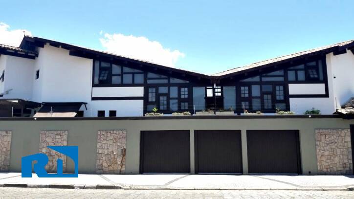 Sobrado em Caraguatatuba com 03 Suites em Bairro Nobre