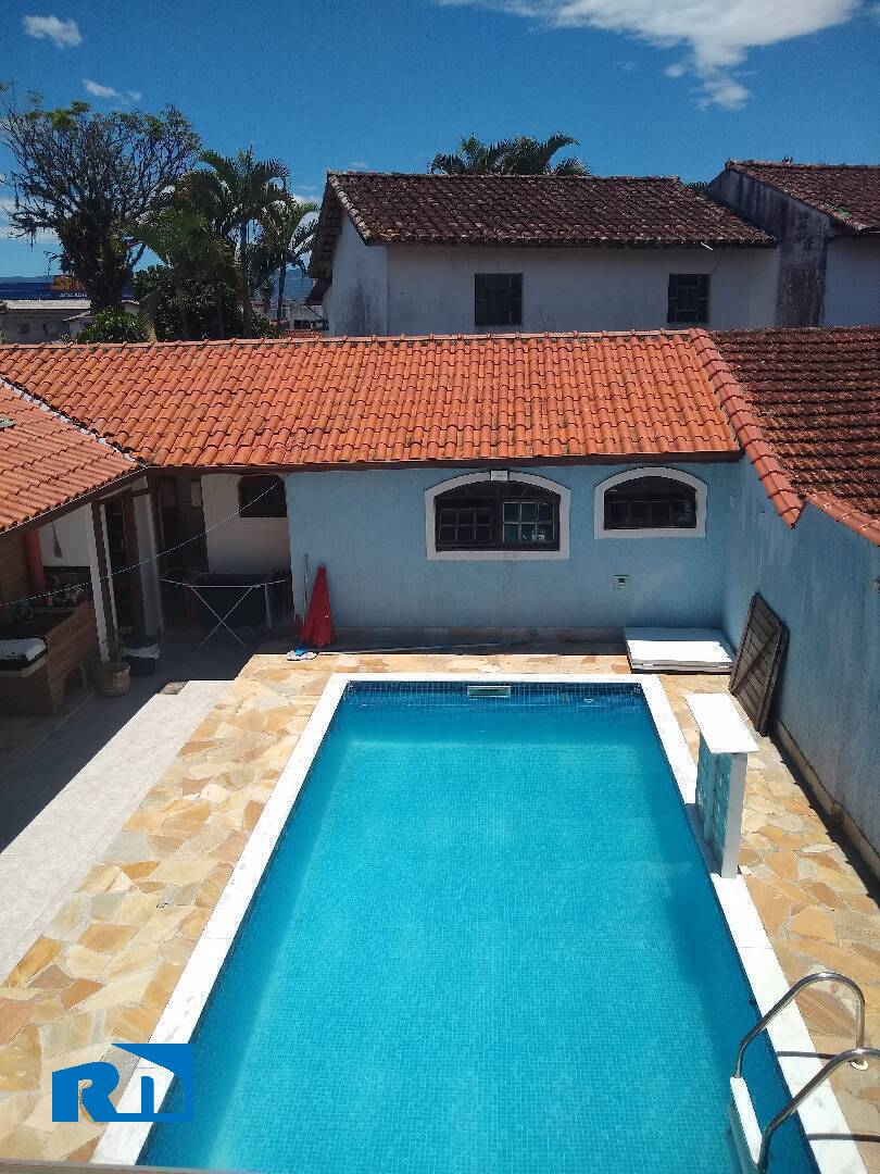 Casa a VENDA - com 5 dormitórios na praia do Aruan em Caraguatatuba