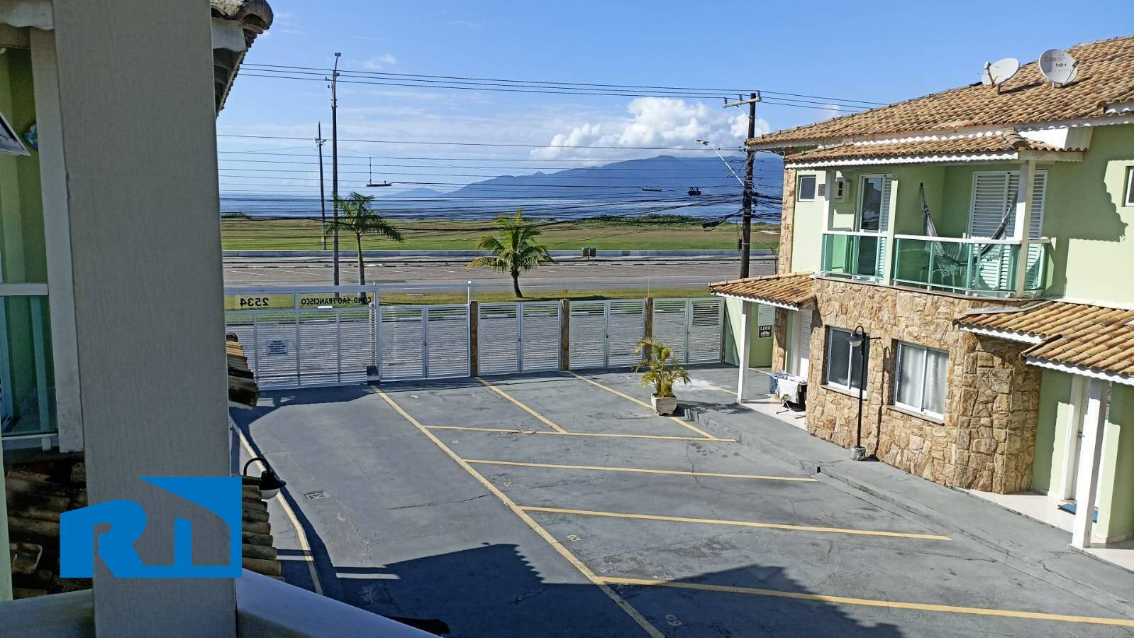 VENDE-SE | SOBRADO COM VISTA PARA O MAR | CONDOMÍNIO FECHADO.