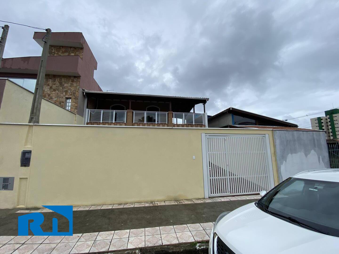 Casa na região central de Caraguatatuba com saída para duas ruas