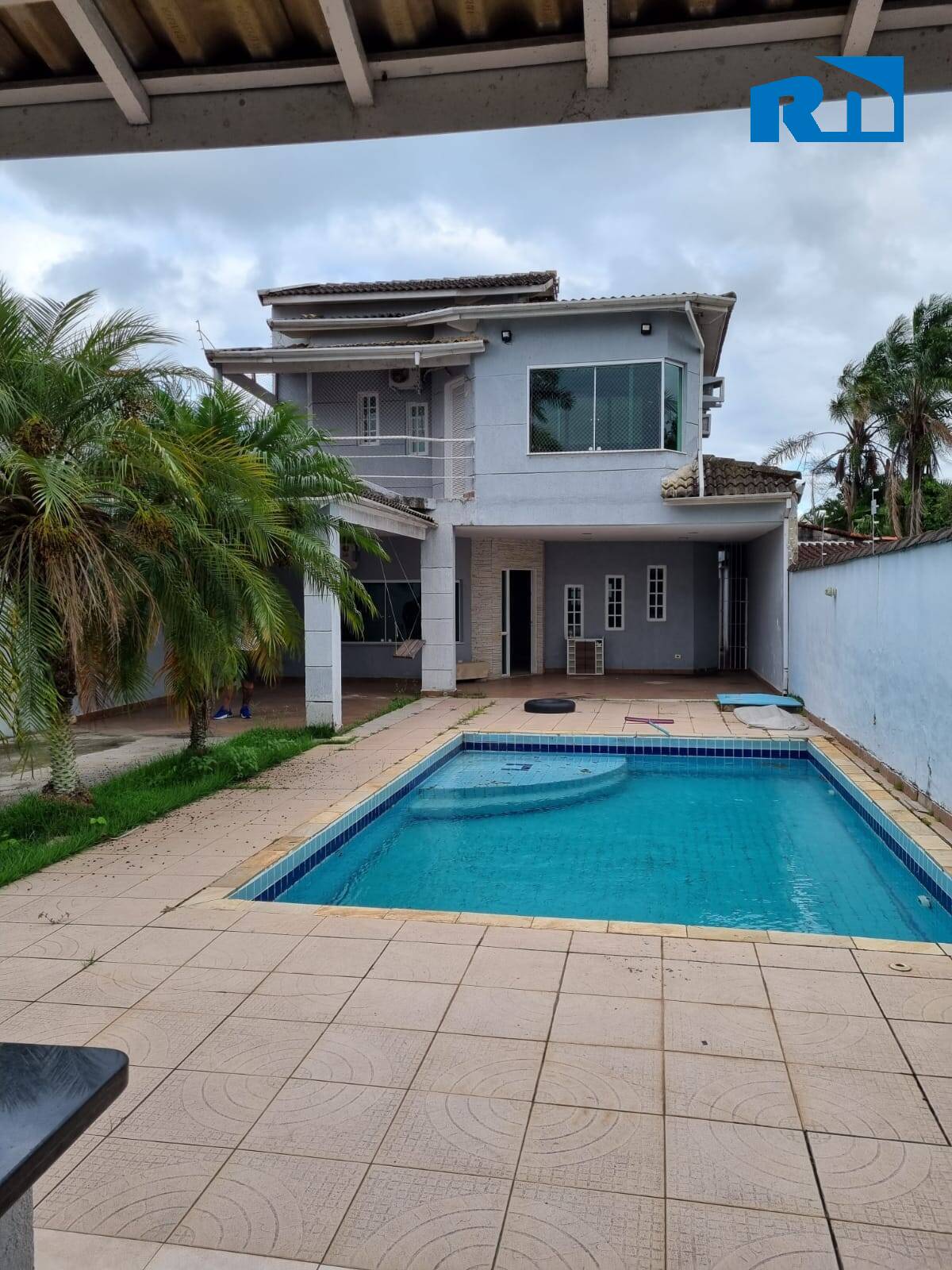 Casa com 03 suites para locação com Piscina em Caraguatatuba