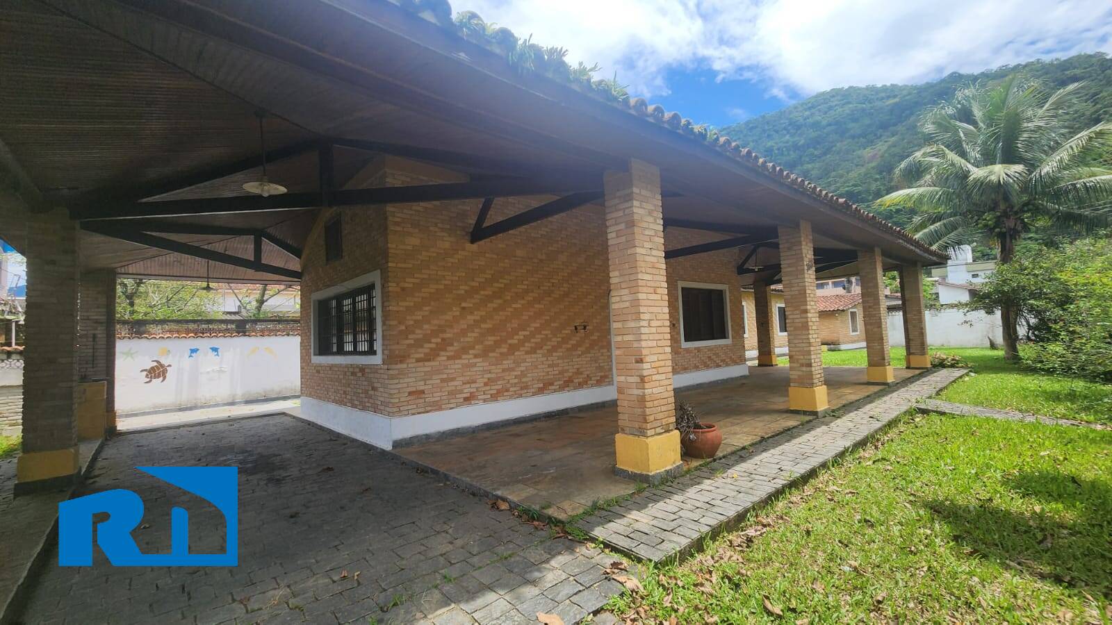 CASA DE ESQUINA A VENDA NO BAIRRO SUMARÉ EM CARAGUATATUBA